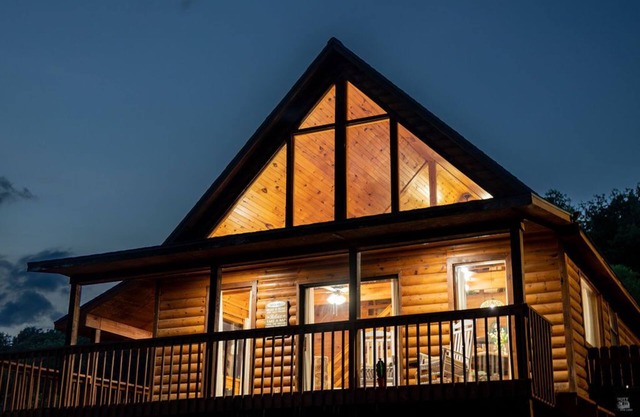 Cozy Creekside Cabin - Sleeps 6 - Perfect for campfires & making memories