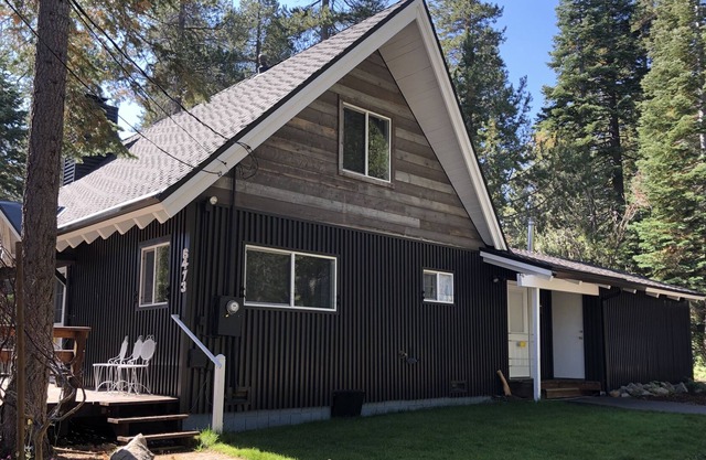Cozy Creekside Cabin