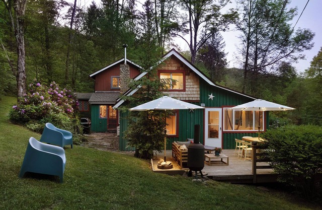 Cozy Creekside Charmer: Phoenicia Woodstock Views! 8 acres