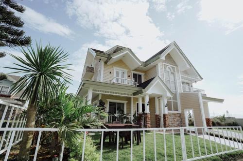Cozy Crib Saratoga in Tagaytay Midlands with Breakfast