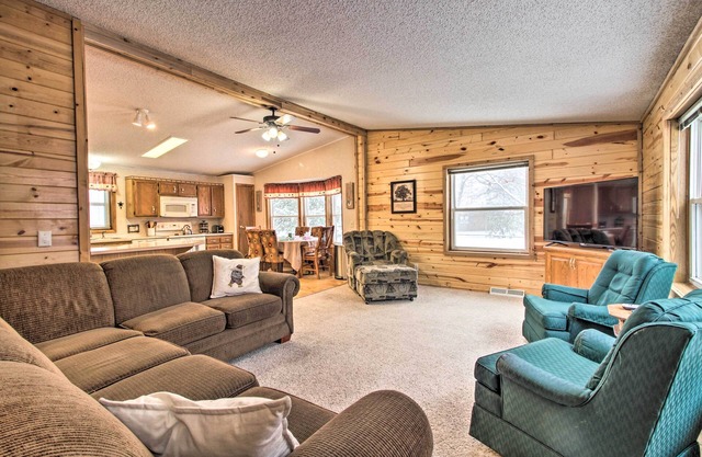 Cozy Crosby Cabin Near Serpent Lake + Main St