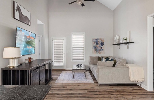 Cozy Cul De Sac w/ fenced backyard, covered patio, fire pit, near Grand Ole Opry