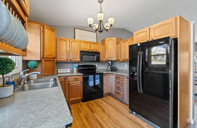 Cozy, Cute, 4 bedroom house by Canyon Lake!