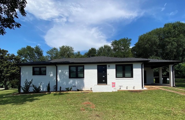 Cozy Dawg retreat in Athens. Newly renovated 3/2 home.