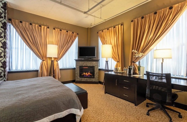 Cozy Deluxe King room in fabulous Niagara Falls with fitness center ,free WiFi