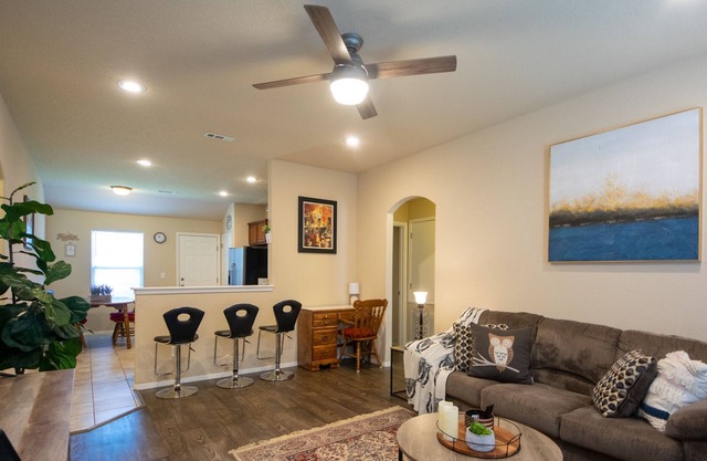 COZY DEN! Practical 3BD 2B home with fenced back yard