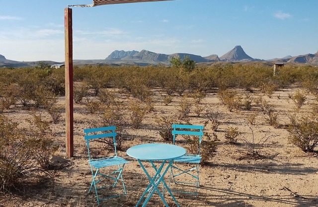Cozy desert eco-glamper with pool, shower, laundry, wifi, pet-friendly..