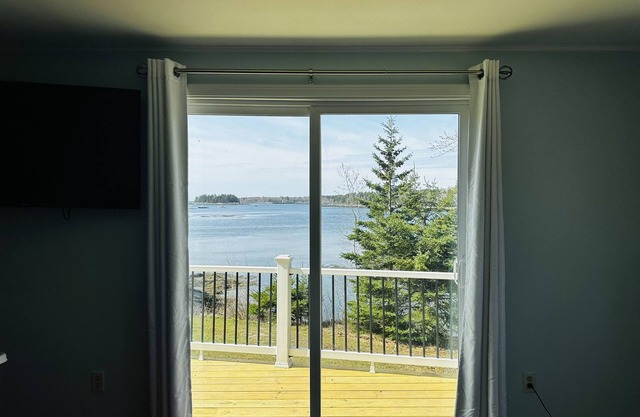 Cozy Dockside House on Wheeler's Bay