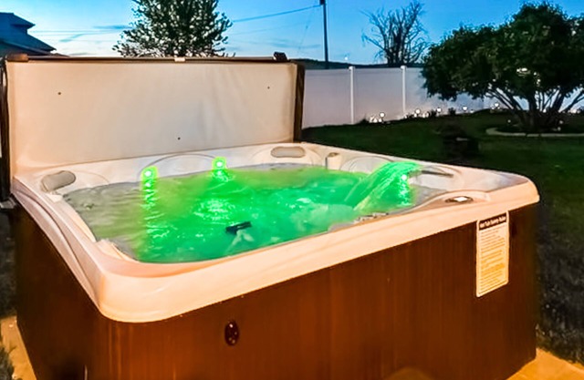 Cozy dog-friendly home, with W/D and a hot tub, walk to wineries next door