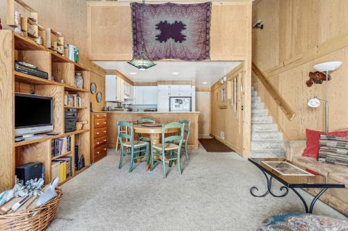 Cozy Dog Friendly Studio with Loft - Creekside #87