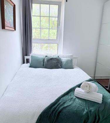 Cozy Double Room Retreat-Private room with shared bathroom -king size bed, near Station, for 2 ppl near Central LONDON