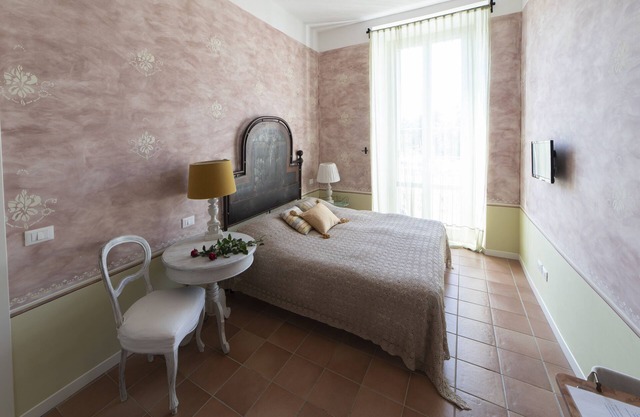 Cozy double room with en-suite bathroom and small terrace overlooking the canals