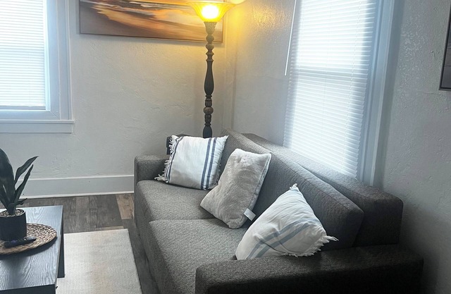 Cozy, Downtown Apt. Unit #3- upper level- City Center 1.2 miles away!