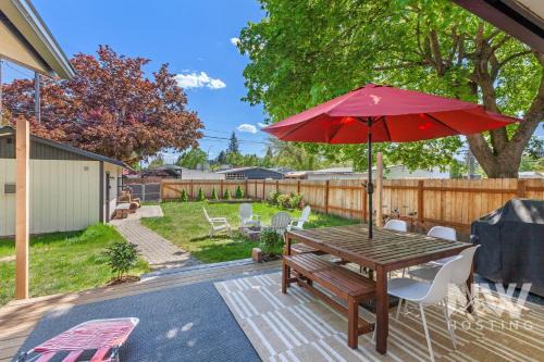 Cozy Downtown Bungalowire Pit Spacious Deck Fenced Yard Walk to Local Dining Bars Shops 1213