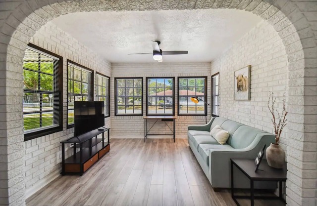 Cozy Downtown Bungalow