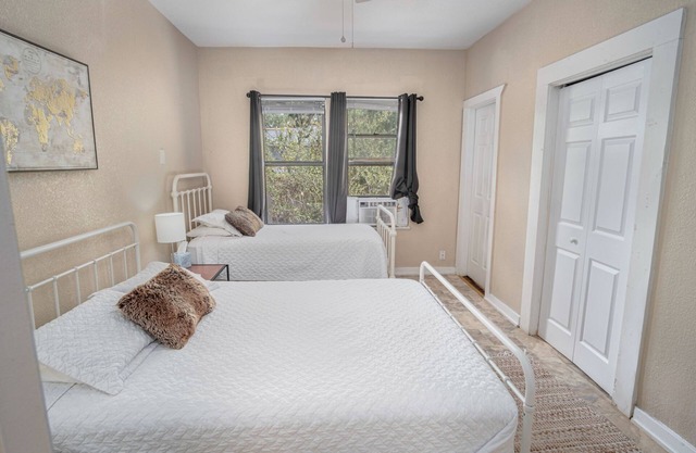 Cozy Downtown Guest House 2br/1ba Sleeps 8
