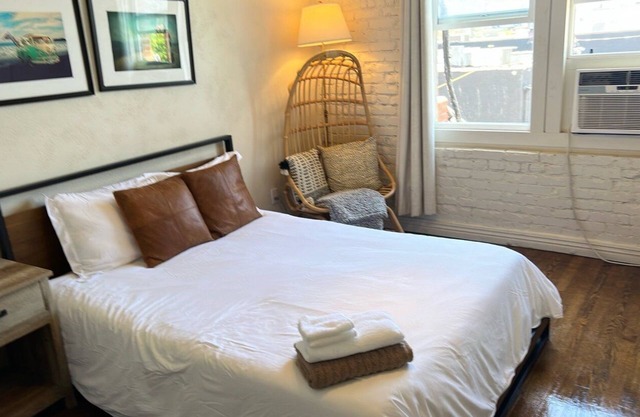 Cozy Downtown LA Escape!