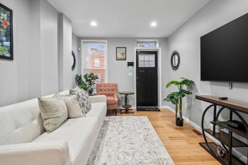 Cozy Downtown Retreat Walkable
