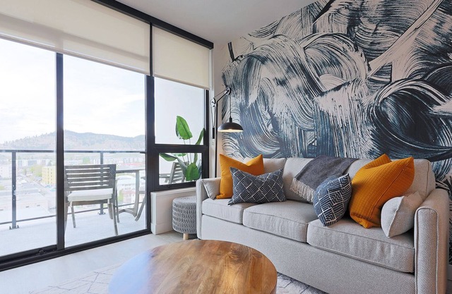 Cozy Downtown Suite w/ Stunning Design & Lake View