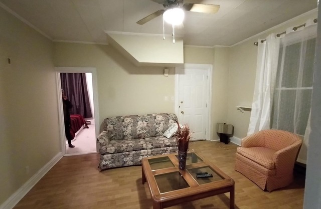 Cozy downtown two bedrooms free parking