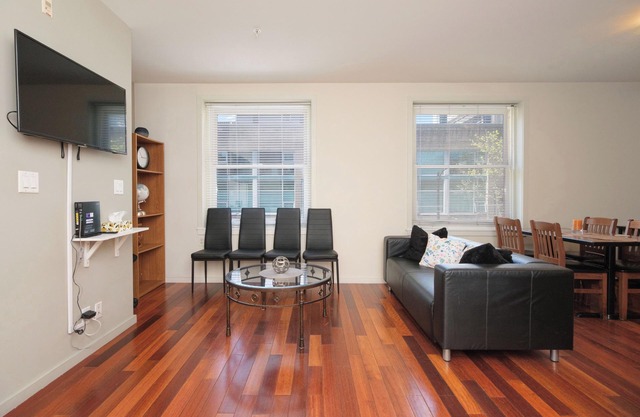 Cozy Downtown Vancouver Apartment Near Waterfront Station