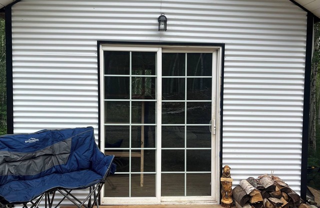 Cozy dry cabin in fabulous Fairbanks. Pets welcome, please read description.