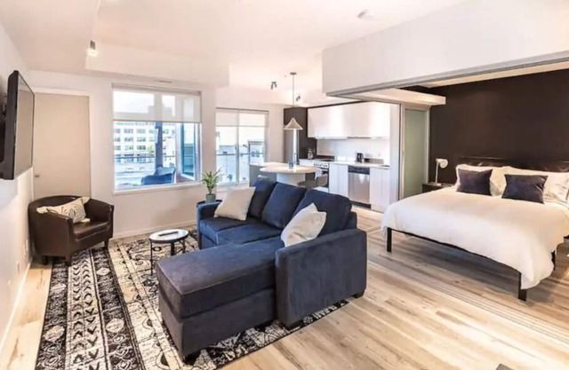 Cozy DT Condo Steps to the Beach!