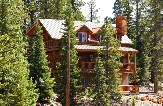 Cozy Duck Creek Cabin With Heated Deck and Fire Pit