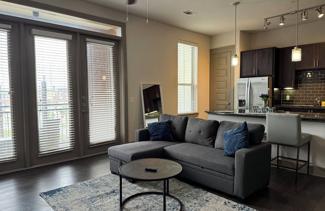 Cozy EADO King Bed Apartment