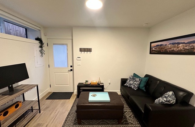 Cozy East Van Suite! Two Bdrm with two workspaces, centrally located