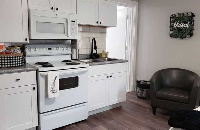 Cozy Efficiency apt Great location, Wifi
