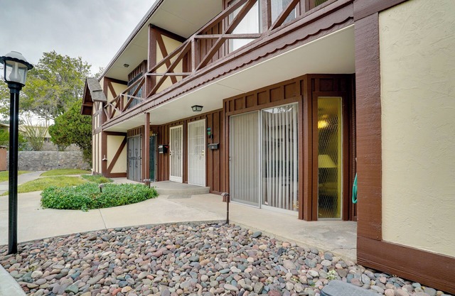 Cozy El Paso Condo w/ Patio ~ 7 Mi to Dtwn!