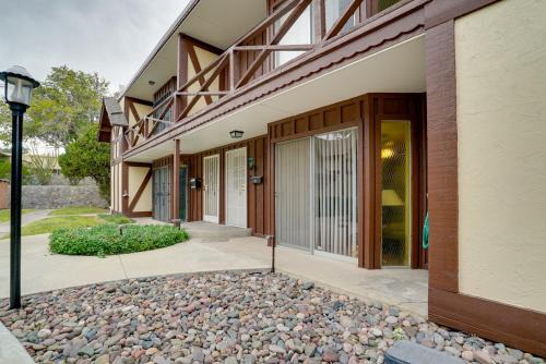 Cozy El Paso Condo with Patio about 7 Mi to Dtwn!