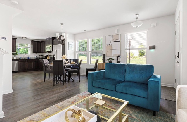 Cozy End Unit Townhouse 10 minutes to downtown Durham - pool open until Sept!