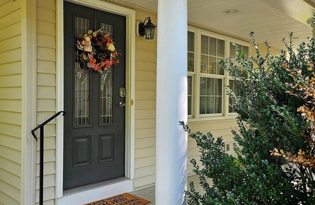 Cozy English Style Cottage In Fredericksburg With Use Of Our Pool!
