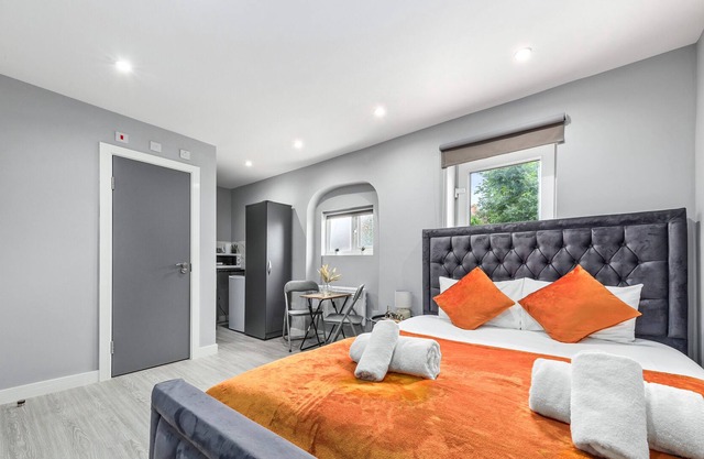 Cozy Ensuite Room In Feltham Hearthrow London TW13