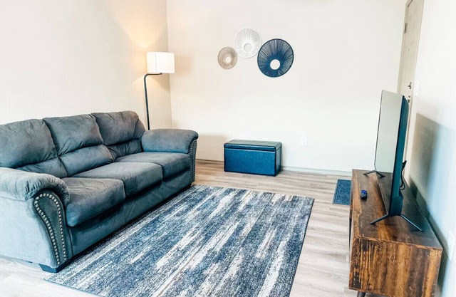 Cozy Escape - Newly Renovated 10 min to Beach