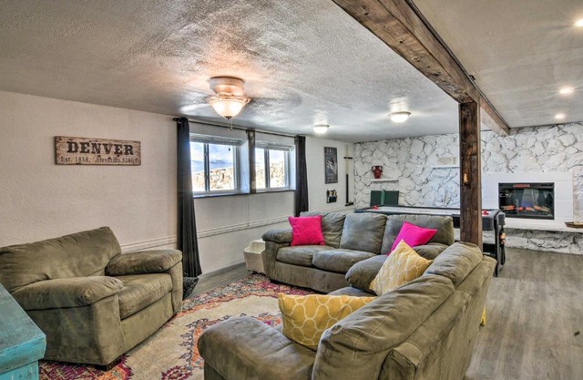 Cozy Escape with Shared Outdoor Hot Tub and Mtn Views!