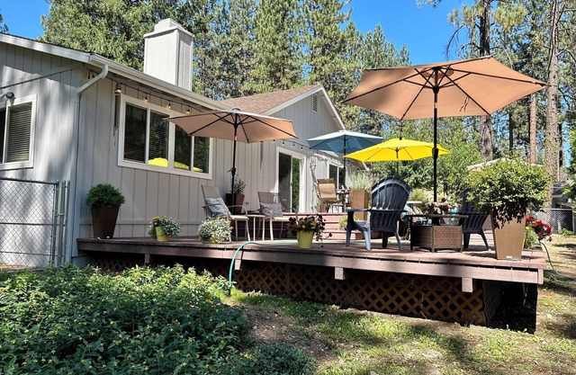 Cozy Evergreen Cabin, walking distance from Plumas Pines golf course