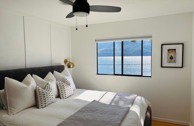 Cozy family-sized suite with a stunning view, on Vancouver Island