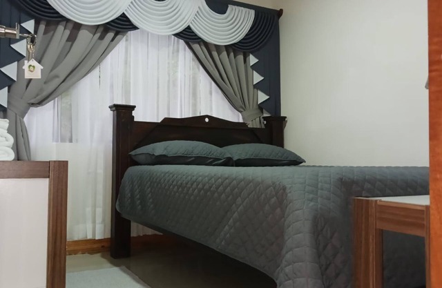 Cozy Family House, 5 minutes drive to Monteverde Rain Forest and quite area.