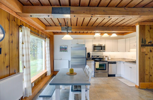 Cozy Fairbanks Cabin ~ 11 Mi to Downtown!