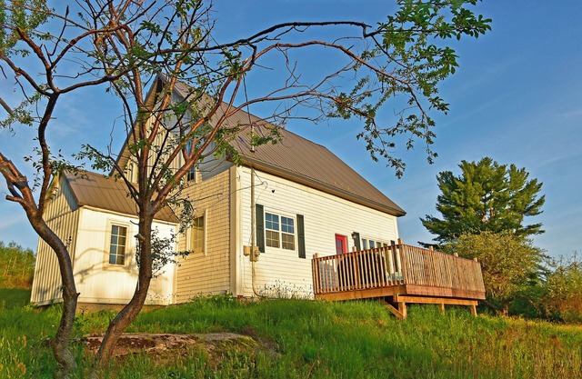 Secluded Gem in Mahone Bay - away from the busy road - w/kayaks & firepit
