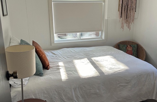 Cozy family cottage steps away from Lake Erie & a quick drive to Point Pelee.