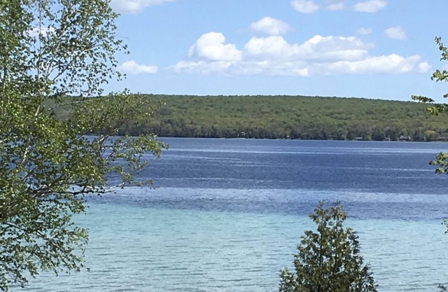 Acogedora cabaña familiar en el lago; retiro privado y tranquilo disponible para alquiler mensual