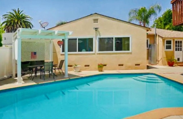 Cozy family cottage with pool. Near Universal Studios + Los Angeles hotspots!