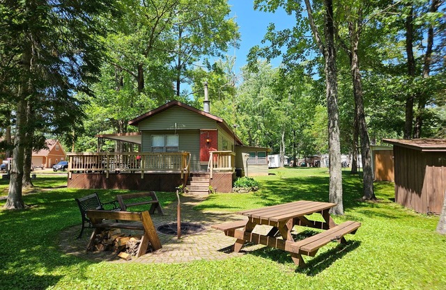 Cozy family cottage w/ fireplace, near lake and national forest.