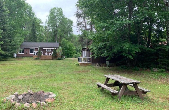 Cozy family cottage with beautiful scenic view on York river in Bancroft