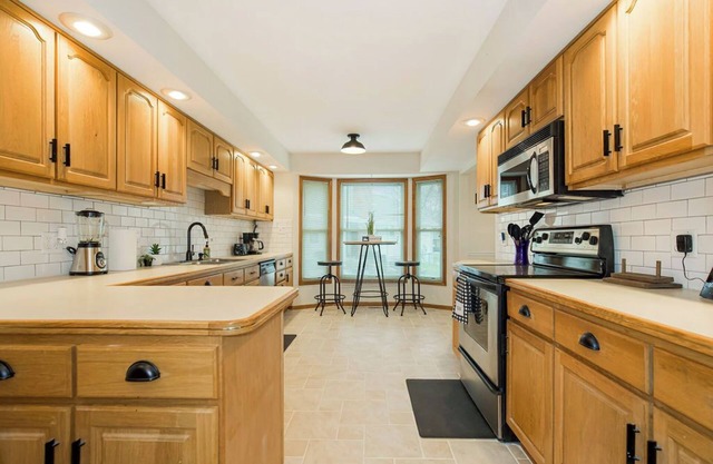 Cozy Sleeps 10 3 Bdrm