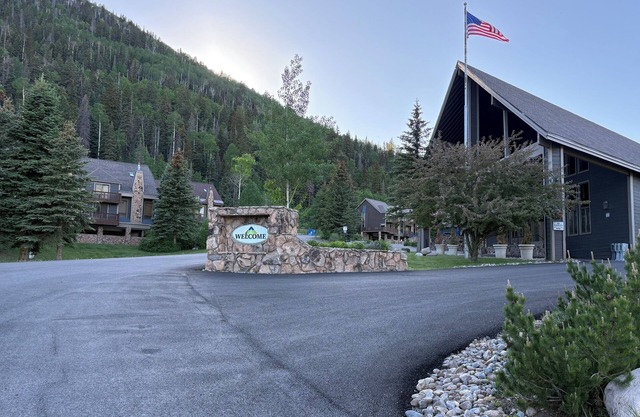 Cozy family-friendly 1-bedroom condo with pool, fitness room in fabulous Durango